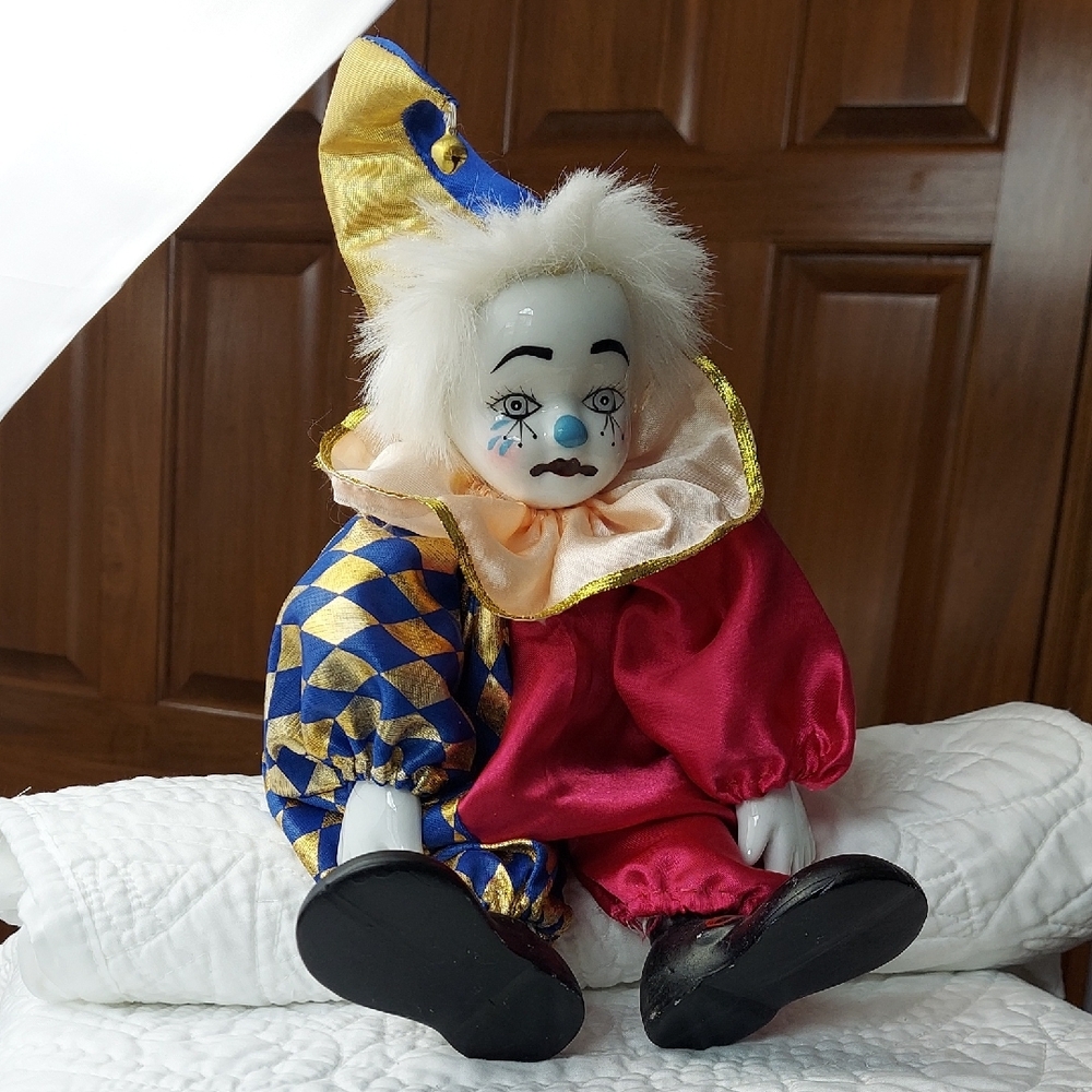 * Vintage Colorful Posable Clown Doll with Ruffled Collar, Collectible, Like New - Picture 2 of 7